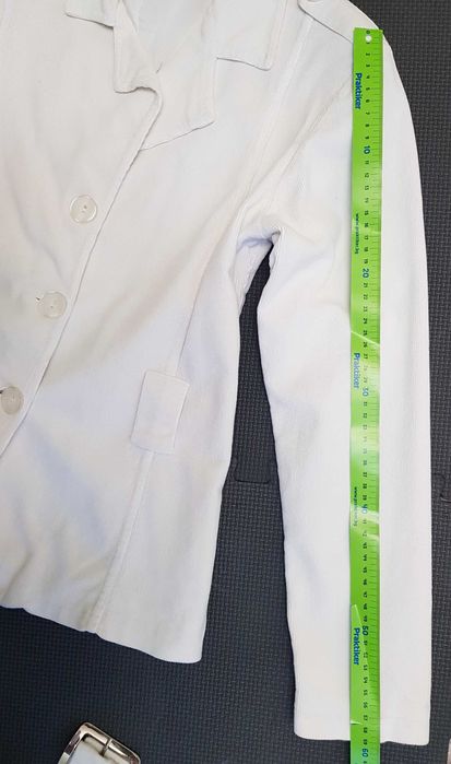 Бяло дамско палто