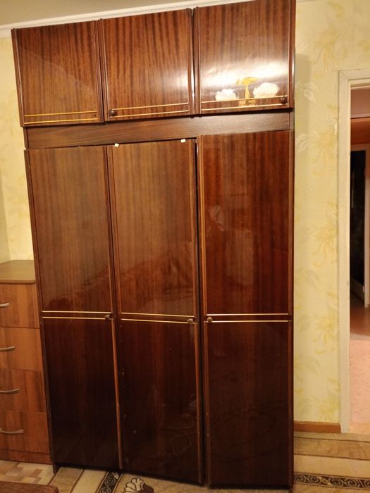 Продам белорусский  шкаф с антресолью