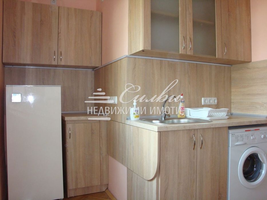 Дава се под наем Тристаен апартамент в Шумен, Център - 90 кв.м за 408 € - Снимка #4