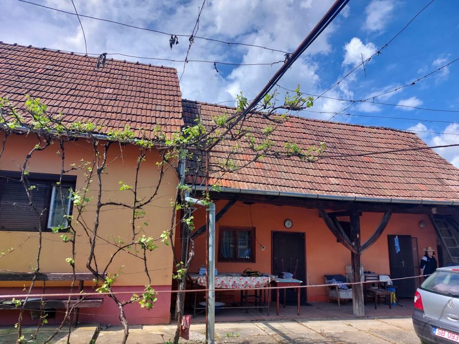 Teren intravilan cu casa de vanzare