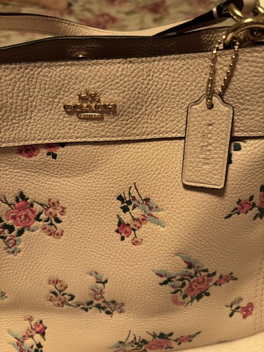 Coach model floral