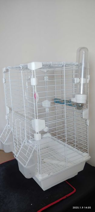 Фирменная клетка для попугаев.