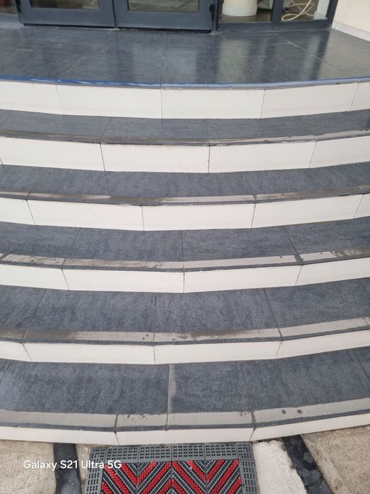 Противоскользящие абразивные самоклеящиеся ленты на ступени, Корея