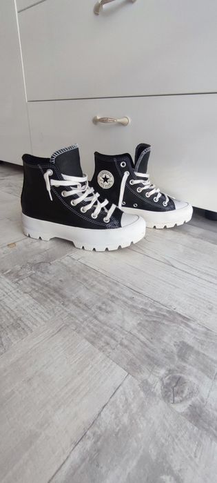 Converse  din piele moale.