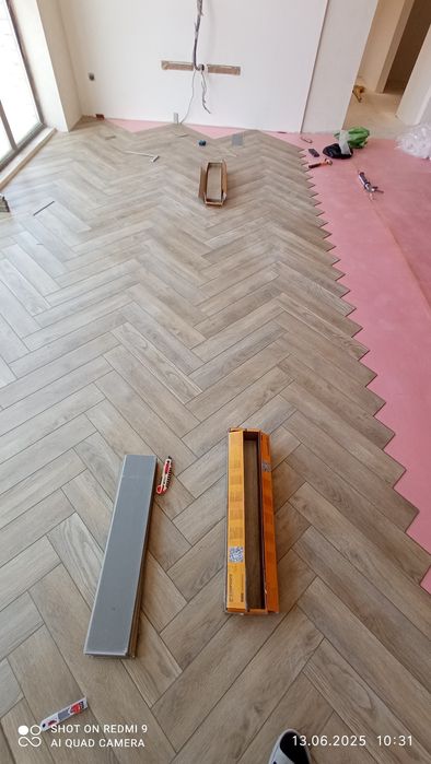 Профессиональная укладка ламината ёлочкой.