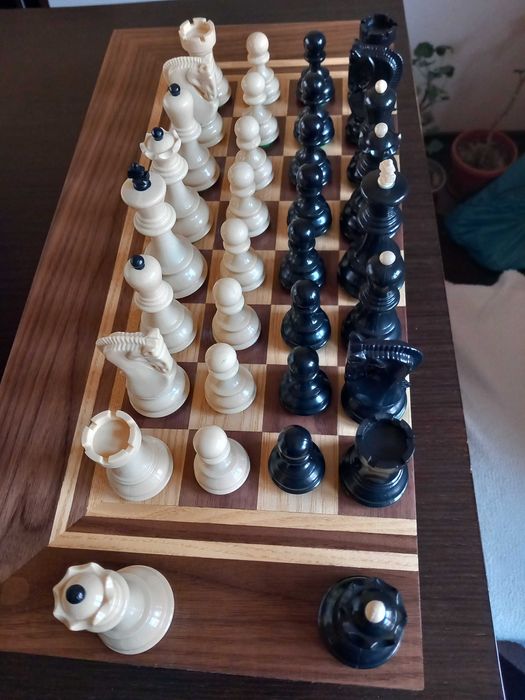 Фигури за шах 34бр. 2 допълнителни царици