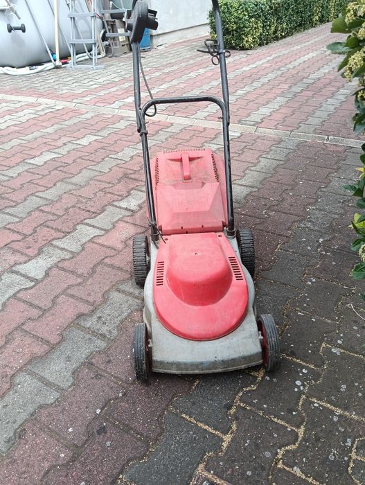Mașina electrică de tuns iarba