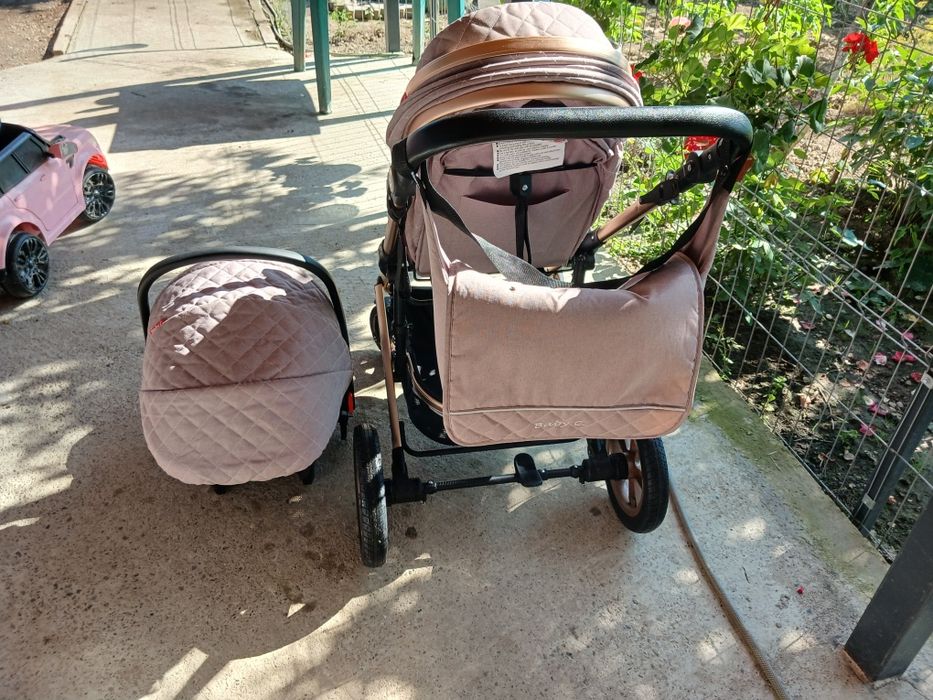 Vând cărucior Baby C 3 în 1 ,cumpărat în august anul trecut ,folosit cu grijă si păstrat în stare foarte bună.