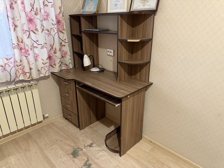 Стол для занятий и учебы.