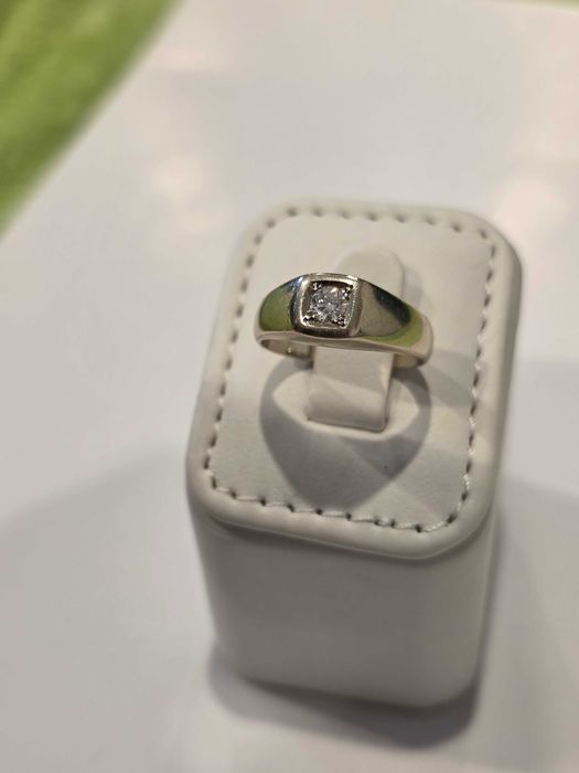 Inel ghiul Aur 18 kt cu diamant natural