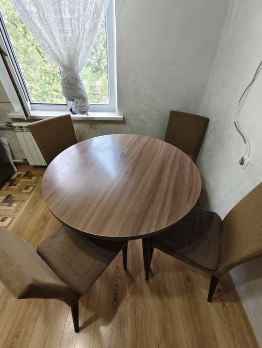 Продам круглый стол со стульями
