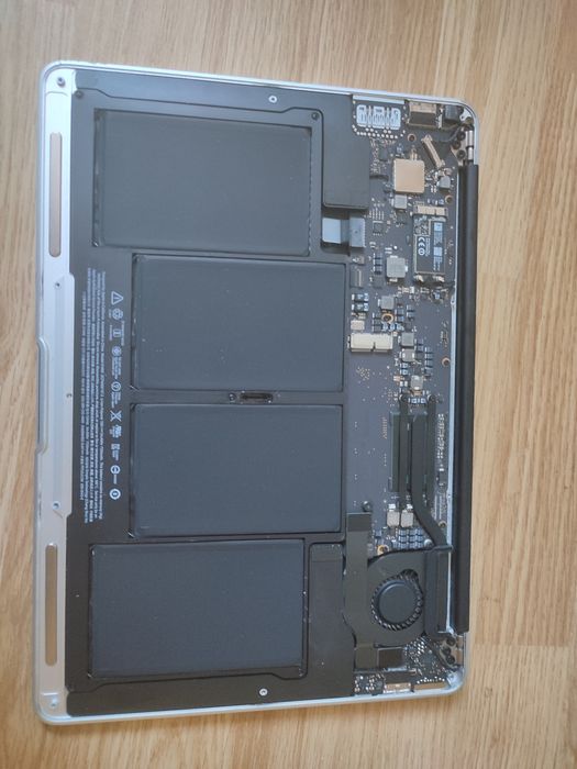 Macbook Air 13 2017 A1466 Emc 3178 - i5 / 8gb  / Baterie Buna