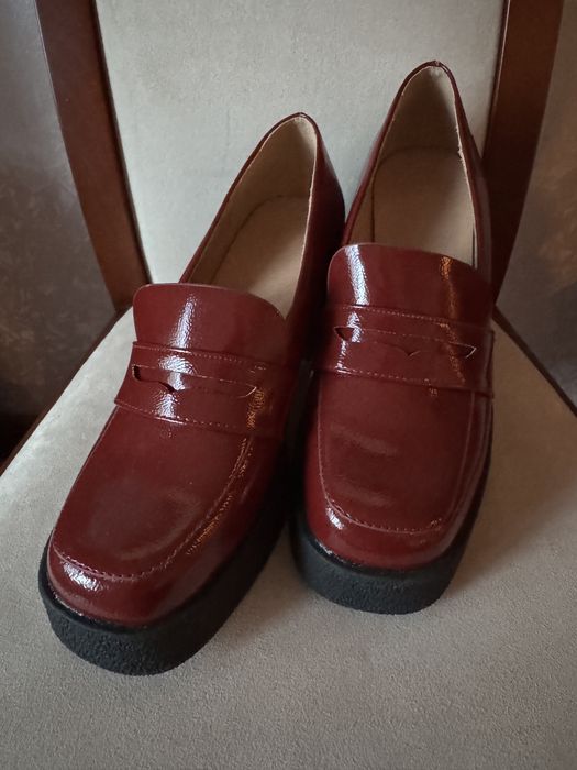 Дамски обувки от лачена червена кижа