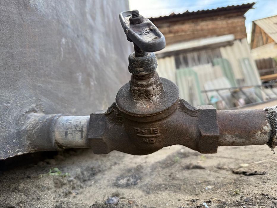 Бак для воды с чугунным краном