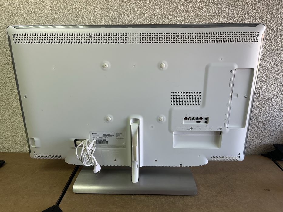 Телевизор Philips Full HD LED 37” Ambilight - 37PFL9606