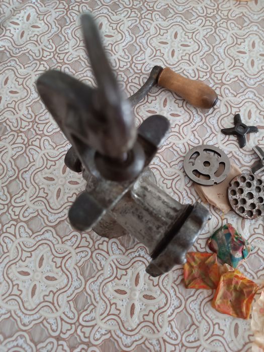 Продам  советскую  мясорубку  .