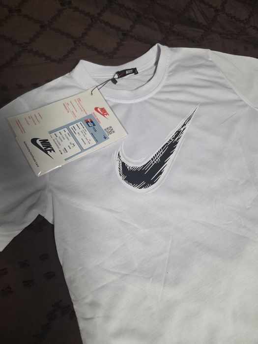 tricou nou nike  cu eticheta
