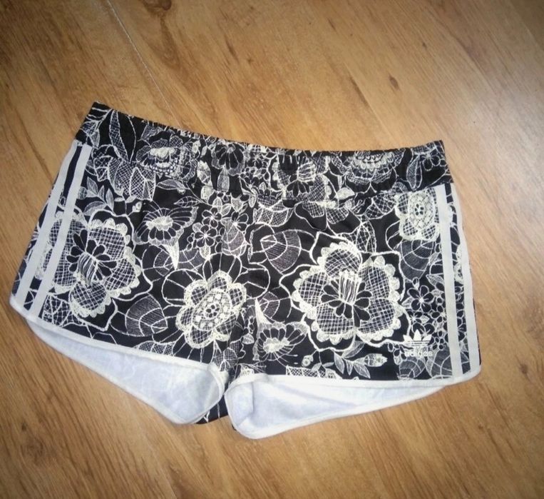 Pantaloni scurți de damă Adidas mărimea 40 M