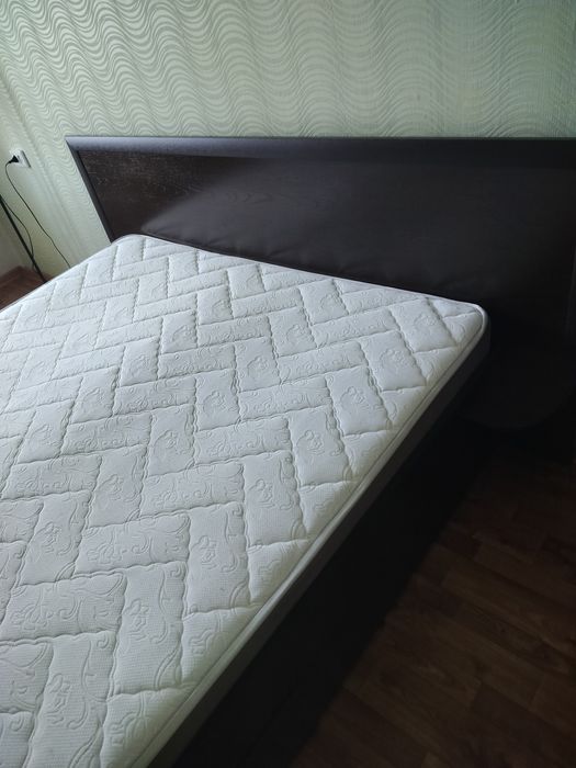 Продам кровать с матрасом