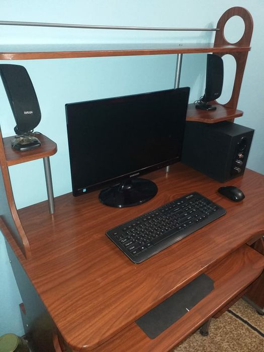 Продам компьютер со столом,в отличном состоянии.
