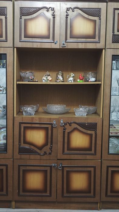 Продаю сервант для посуды, со шкафом.