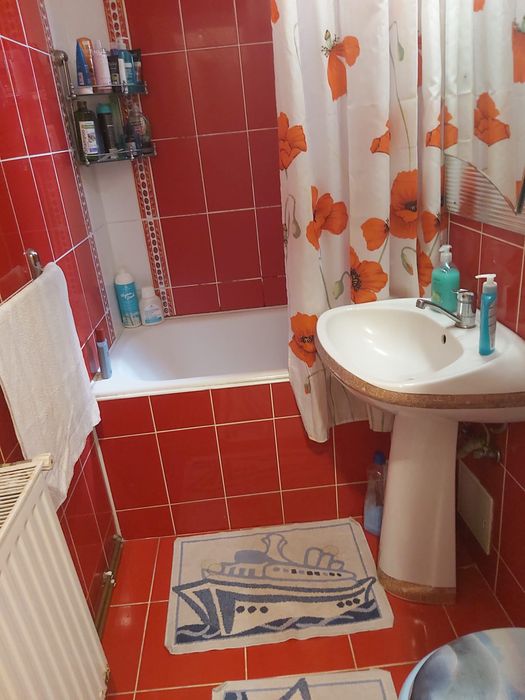 Dau in chirie apartament cu 3 camere Reghin