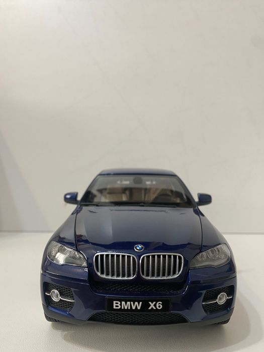 Машина от Kyosho 1/18 масштаб