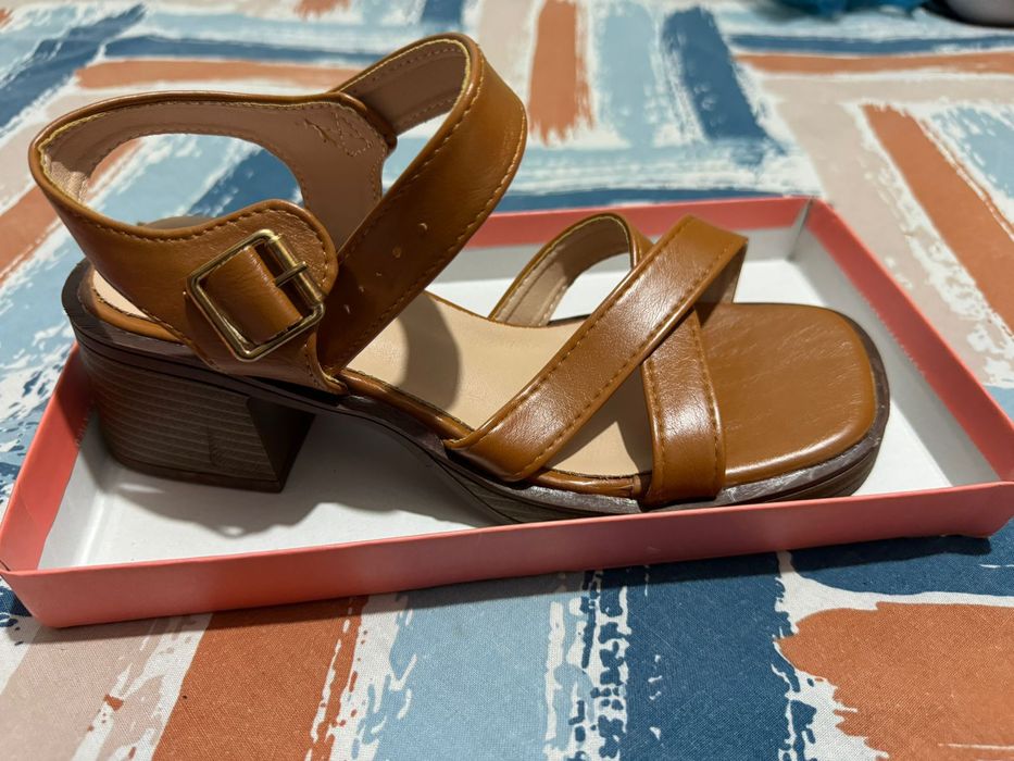 Срочно продам Новые Босоножки