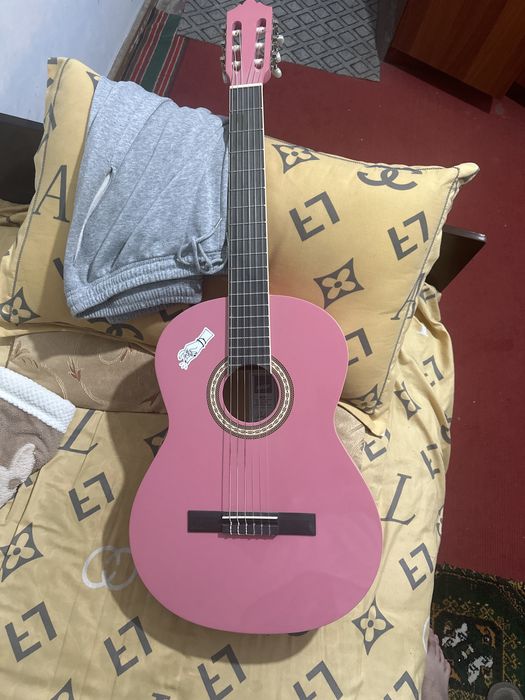 Гитара розовая б/у