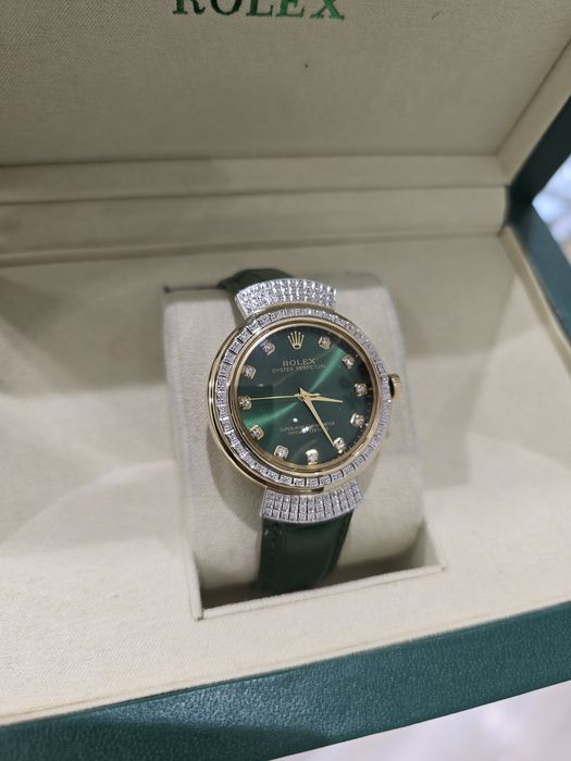 Продам яркие и блестательные золотые Ролексы с бриллиантами. Женские.