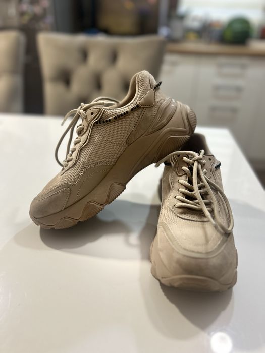 Сникърси бежови guess