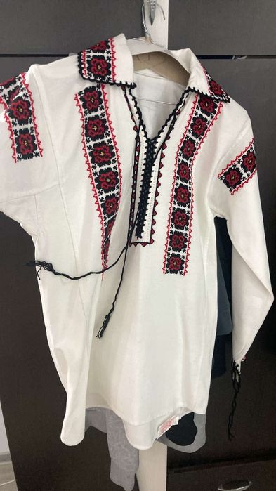 Cămașă tradițională cu model cusut manual pe pânză
