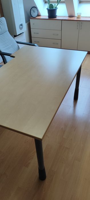 Офис бюро Kinnarps с регулируема височина