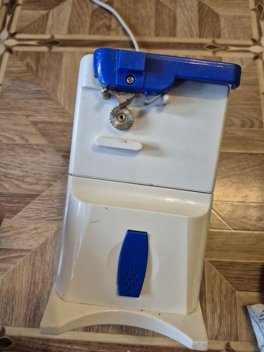 Електрическа отварачка за консерви и точило.