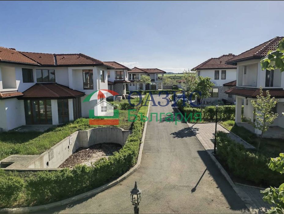 Къща с 2 спални в комплекс Флорал Медоус, 146 кв.м. + 424 кв.м. двор,