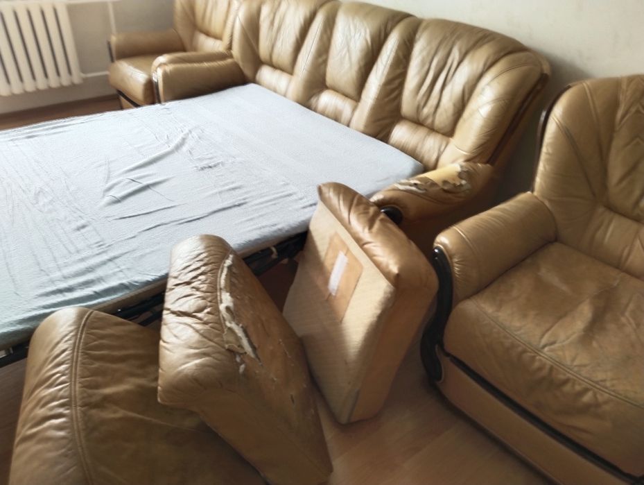 Диван с двумя креслами