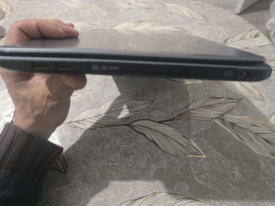 Продавам лаптопа на синът ми