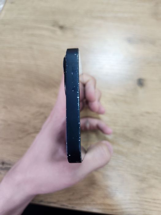 iPhone 13 qora korpusda bir nechta tirnalishlar bor