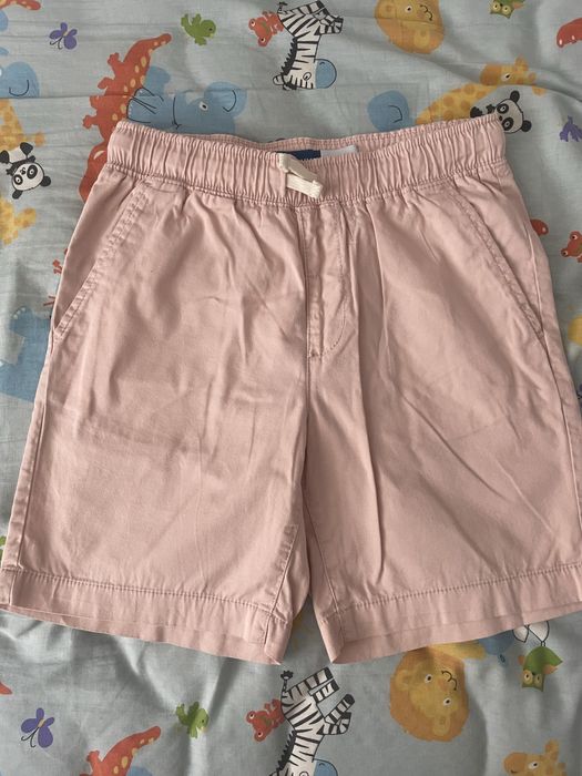 Vand 4 perechi pantaloni scurti 8-9 ani