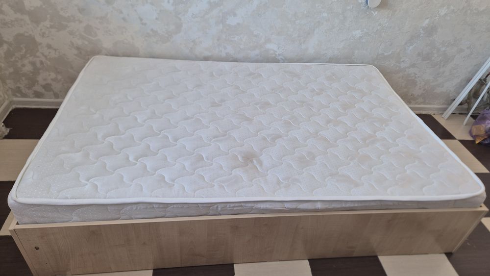 Продам кровать с матрасом