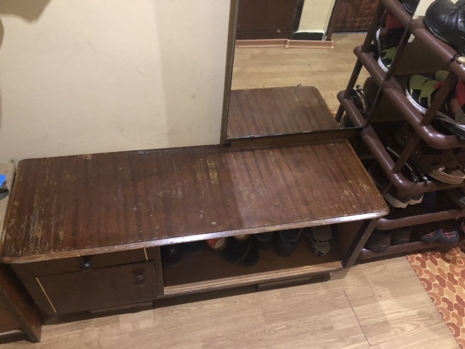 Стара тоалетка с огледало