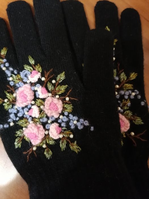 Перчатки женские с вышивкой