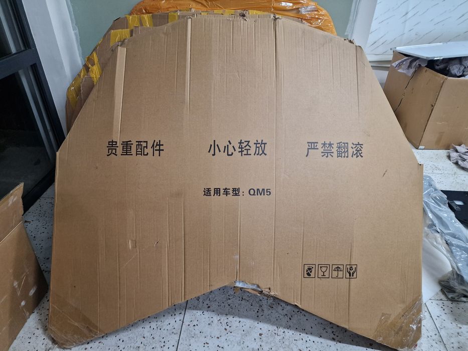 Капот на Hongqi E-QM5