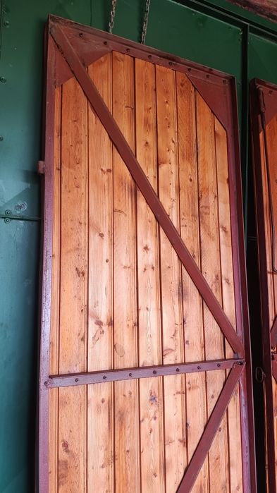 Продавам двукрила врата от винкелова конструкция, ламарина и чамов 1600х2580