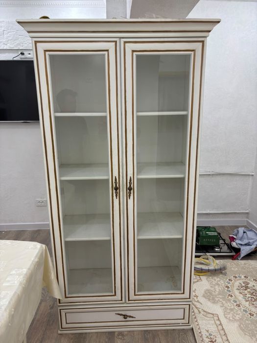 Продам шкаф-витрину в классическом стиле