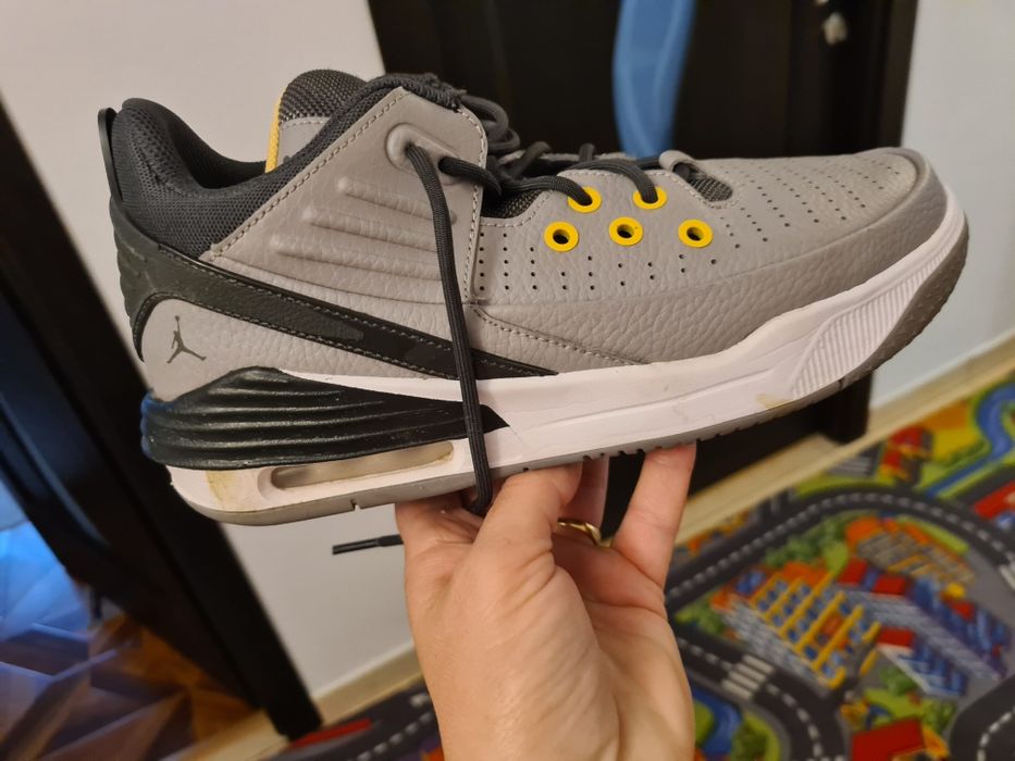 Vând sacou Tommy hilfiger s  geaca versace s  și adidași puma