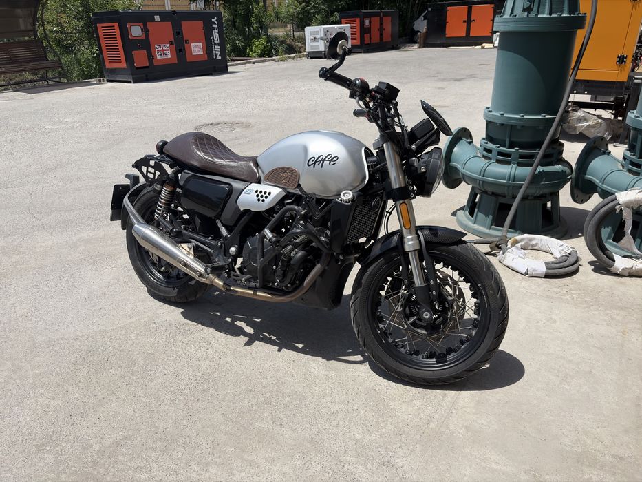 CYCLONE RE-3 Cafe Racer ZS-400 в идеальном состоянии