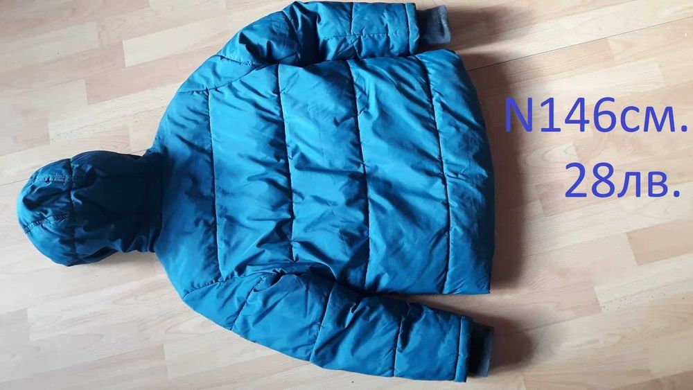 ! Продавам зимно юношеско яке с качулка , без забележки , цена 19лв.