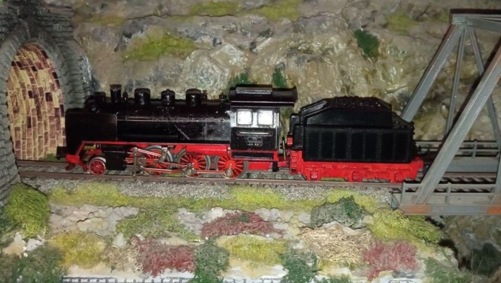 Locomotiva fleischmann BR24 scara H0, 1:87

Tracțiune integrală pe 3 a