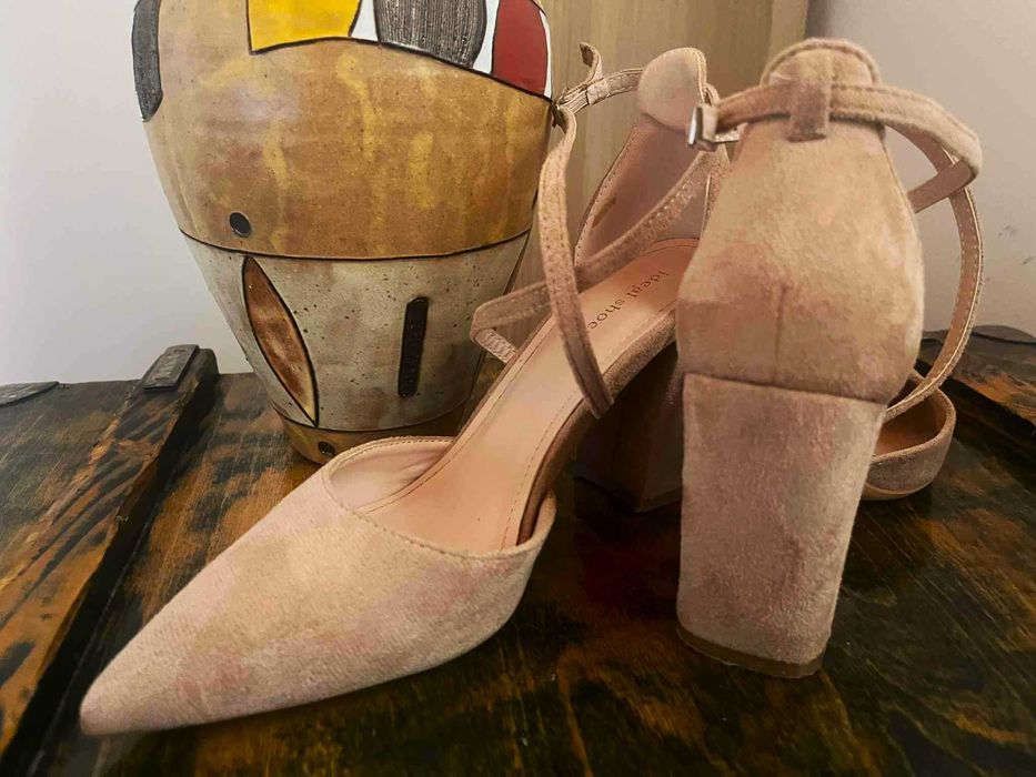 Нюд велурени обувки с каишки